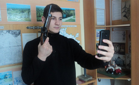 Фото із ретро-пістолетом, у воєнній формі, із акінаком: підбірка фото з акції «Селфі в музеї»