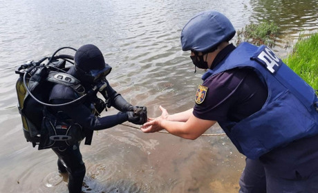 У Городку у водоймі на міському пляжі знайшли гранату