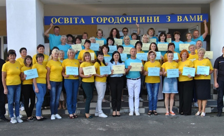 Освіта – цінність в усі часи. Хто і як допомагав освітнім закладам Городоччини протягом року війни