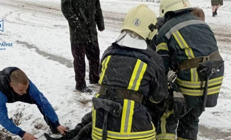 Застряг у стічній трубі: в Унятичах рятувальники витягли чоловіка із металевої пастки