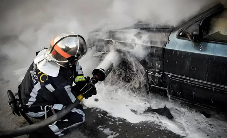 На Полонщині на подвір'ї будинку зайнялася автівка через несправність паливної системи