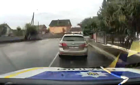 В Барі місцевий водій 20 хвилин тікав по місту від поліції, а потім потрапив у пастку