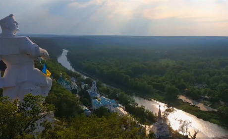 Наші захисники встановили прапор України на найвищій точці над Святогірськом. ВІДЕО
