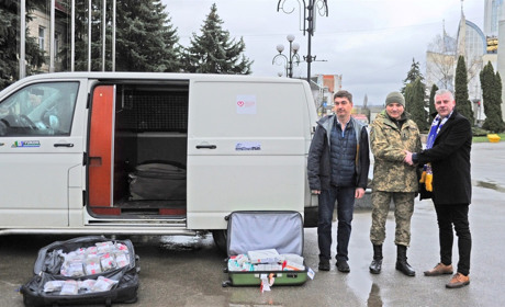 До Чорткова з допомогою для ЗСУ приїхали канадці