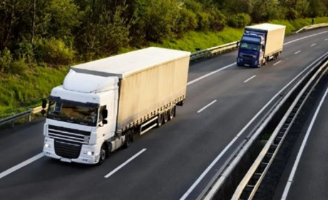 До уваги водіїв вантажного транспорту: на деяких трасах рух вантажівок обмежено