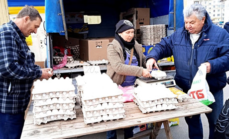 До Великодня закуповувалися м'ясом та білими яйцями: "їх легше фарбувати". Репортаж з базару