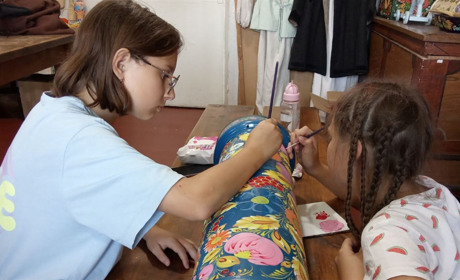 Учні Школи майстерності у Фастові розмальовують тубуси від бойових снарядів