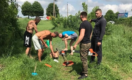 В Барі активісти прибирають греблю і хочуть створити там місце для відпочинку 