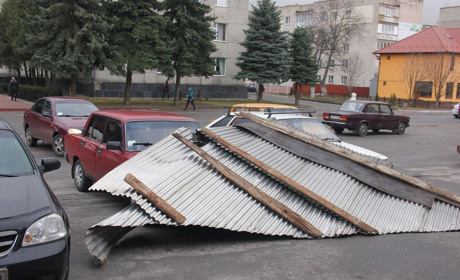 Зірвані покрівлі і повалені дерева: наслідки поривів вітру у Калинівці