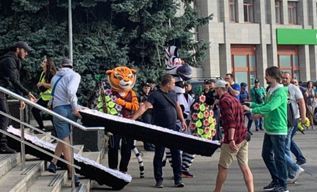 В Одеській облраді побилися депутати, а під будівлею мітинг. Так переобирають голову обласної ради