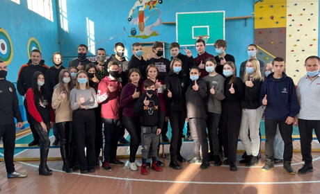 У Сватовому поліцейські навчають старшокласників самообороні: як це відбувається