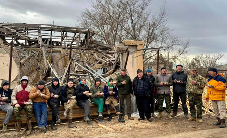 Більше сотні волонтерів і пастор з Сарненського району відбудували село на Херсонщині