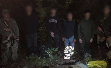 Густий туман не допоміг: на Одещині затримали 4 веслувальників, які на байдарках перетинали кордон
