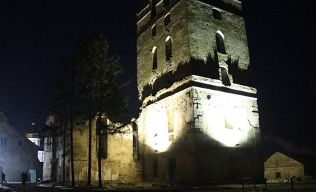 Вежу Домінініканського монастиря підсвітили