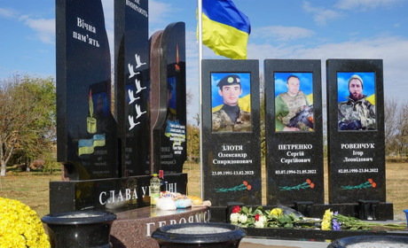 В селі Катерино-Платонівка Коноплянської громади з’явився меморіальний комплекс загиблим землякам