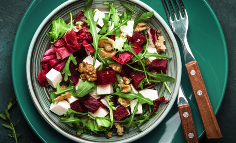 Рецепт дня: салат із запеченого буряка з фетою, руколою та карамелізованими горіхами