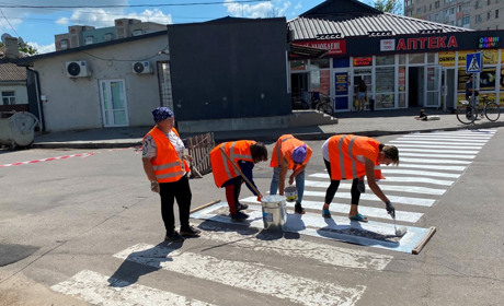 Фото дня: в Барі поновлюють "зебри" та "латають" ями на дорогах