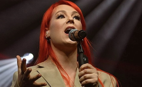 Співачка з Херсона презентувала пісню до Нового року