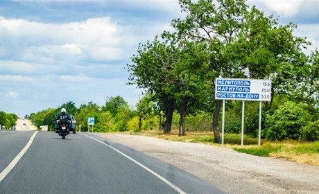 Окупаційна влада обмежила рух вантажівок трасою до Криму після атак на лівобережжі Херсонщини