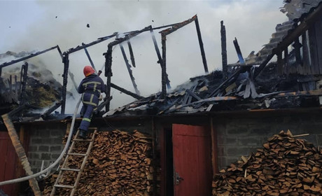 У селі Стара Рафалівка рятувальники гасили пожежу у приватному господарстві