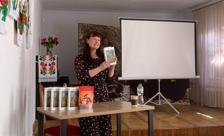 Письменниця Олена Волинська зі Звягеля презентувала книгу — роман про життя двох видатних жінок