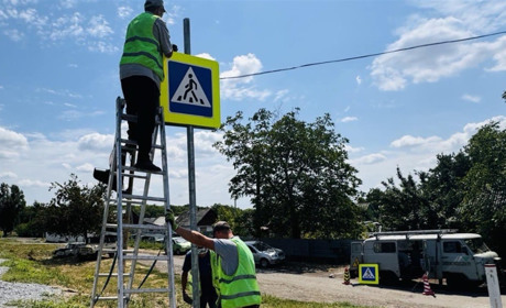 Жителів Покровська просять не забирати пошкоджені дорожні знаки. Їх будуть відновлювати