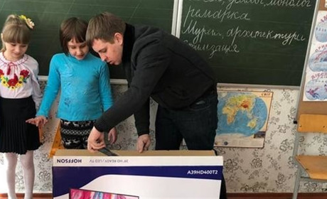 Третьокласники Блистівської школи на Менщині отримали у подарунок смарт телевізор