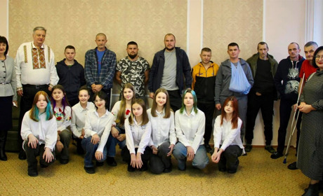 Святий Миколай завітав до захисників, які проходять реабілітацію в Нетішині