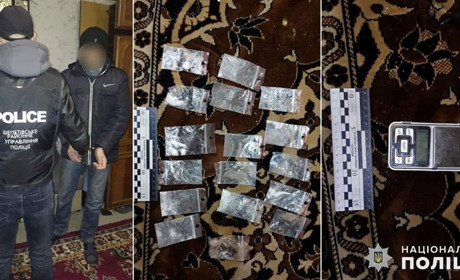 У Нетішині поліцейські затримали чоловіка, якого підозрюють у збуті небезпечних наркотиків