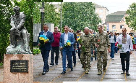 Поклали квіти до підніжжя пам’ятника Тарасу Шевченку