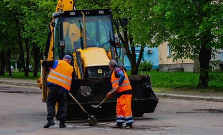 У Глухові триває ямковий ремонт доріг. Де помітили техніку 24 квітня?