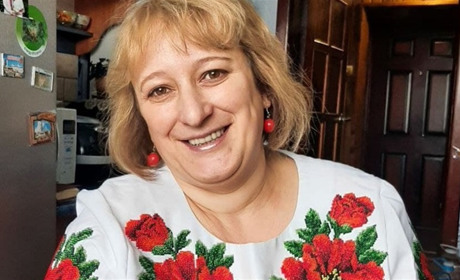 Віддана мистецтву: майстриня з Уладівки створює дерева та картини з бісеру
