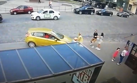 На пішохідній доріжці у центрі Львова автомобіль збив 57-річну мешканку Червонограда