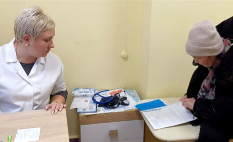 Лікарі з Торецька надають безкоштовні медичні послуги для евакуйованих мешканців