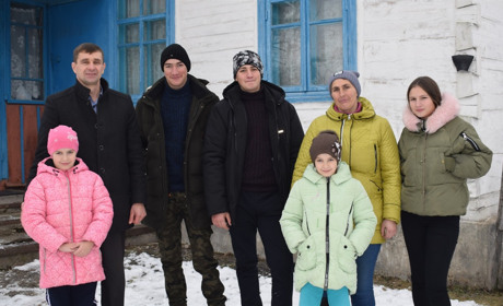 Новорічні дива: мамі з сімома дітками із Жеребилівки подарували будинок