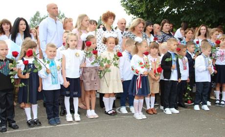 Жовто-блакитні фотозони, вишиванки та звуки двіночків: як у Старокостянтинові 1 вересня зустрічали