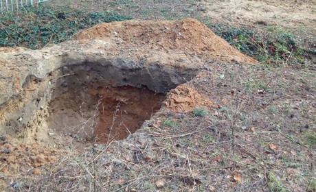 Вандалів, які розкопували місце масового розстрілу і поховання євреєїв на Баховій Горі, шукають