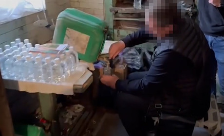 Змішував воду і спирт, продавав на ринку як горілку: в Одесі чоловік організував велике виробництво
