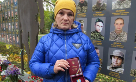 Родина шосткинця Героя Дениса Залозного, отримала державну нагороду, замість сина