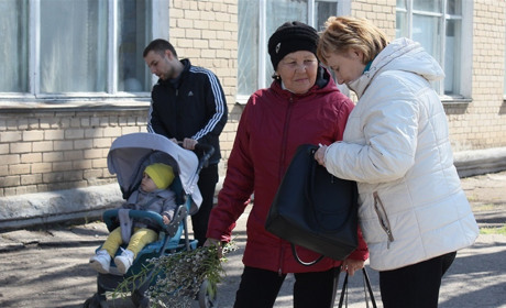 Верба и выборы: людей на участках в Мелитополе стало больше