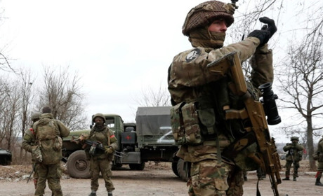 Росіяни в Каховці стріляють з окопів по дахах будинків