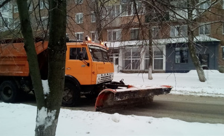 Чистимо дороги та падаємо на східцях: зимові турботи на Білопільщині