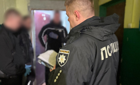 У Біляївці на одній із вулиць чоловік намагався продати зброю: торговця затримали