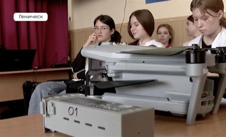 У Генічеську студентам медколеджу окупанти показали, як краще вбивати людей на війні