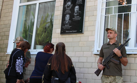 У Сватках відкрили меморіальну дошку на честь полеглих захисників