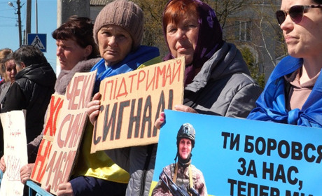 «Ми чекаємо»: у Дубровиці провели мирну акцію-нагадування про полонених і зниклих безвісти