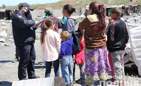 Заробітчани із дітьми жили в Херсоні на звалищі (фото, відео)