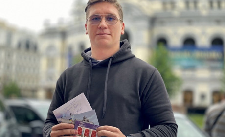 Редакція «Вечірнього Києва» розігрує поштовий набір «Херсон — це Україна» з підписом автора
