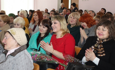 «Любите женщину за грех...»: в Мелитопольском районном совете ради праздника заговорили стихами