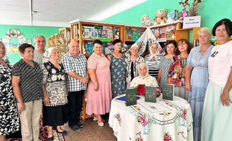 Онучки допомогли здійснити мрію: жителька Слободи презентувала свою першу поетичну збірку